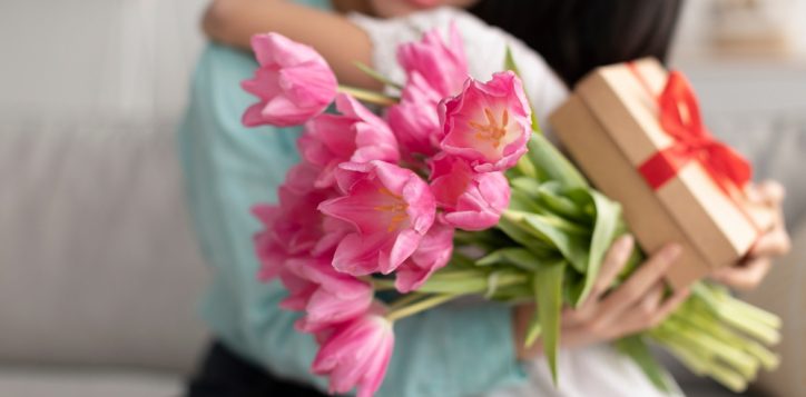 unrecognizableasiangirlhugginggrannygivinghertulipsandgift-2