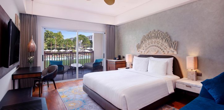 grand-mercure-bali-seminyaku-deluxe-room-king-pool-view-2