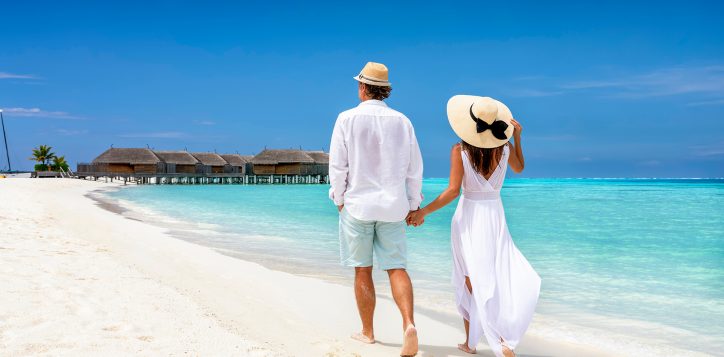 happycoupleinwhiteclothingandwithhatswalksdown-2